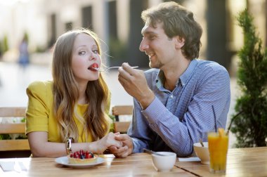 Kafedeki genç çift.