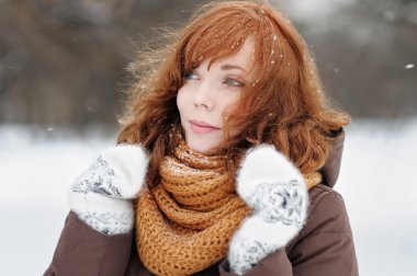 Kış aylarında genç güzel kadın 
