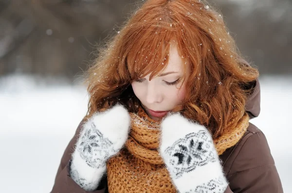 Portret van jonge mooie vrouw — Stockfoto