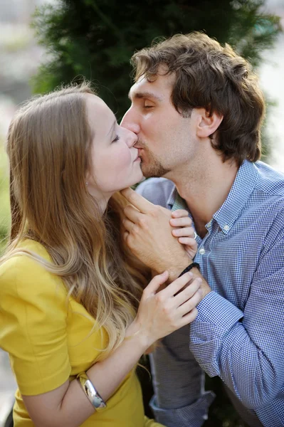 Jovem casal romântico — Fotografia de Stock