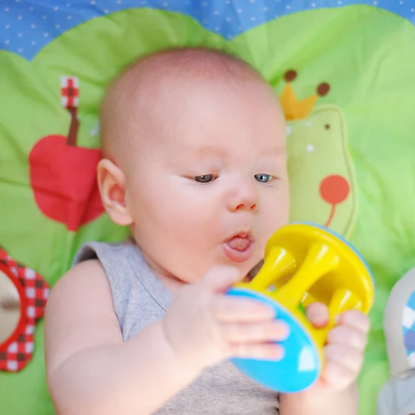 Pequeño juego de bebé con juguete brillante —  Fotos de Stock
