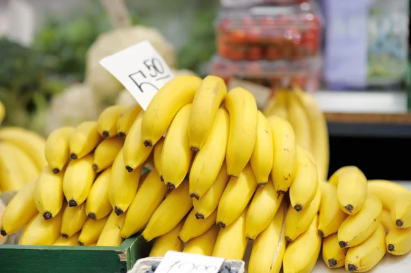 Bananas at market — Stock Photo, Image