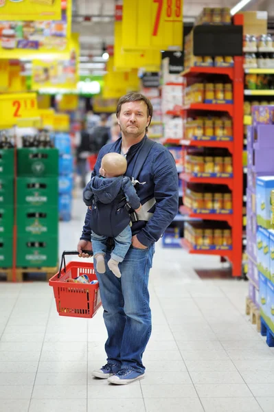 Família no supermercado — Fotografia de Stock