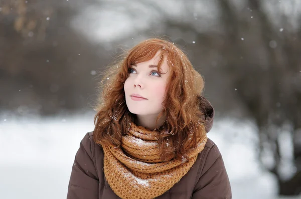 Kış aylarında genç güzel kadın — Stok fotoğraf