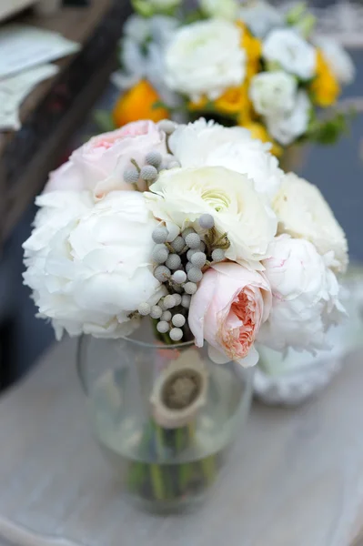 Buquê de flores em vaso de vidro — Fotografia de Stock