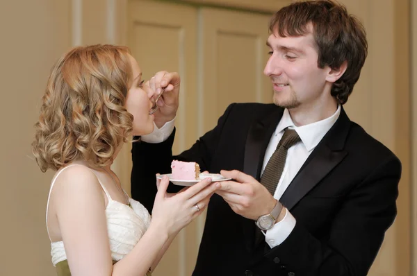 Novia y novio comiendo pastel de boda —  Fotos de Stock