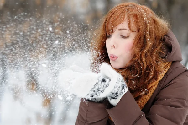 Jovem mulher bonita se divertindo no inverno — Fotografia de Stock