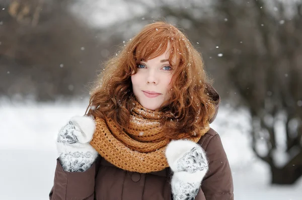 Jeune belle femme en hiver — Photo