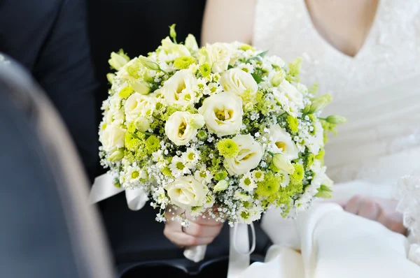 Bonito buquê de flores de casamento — Fotografia de Stock