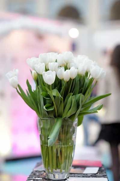 Bouquet de fleurs en vase en verre — Photo