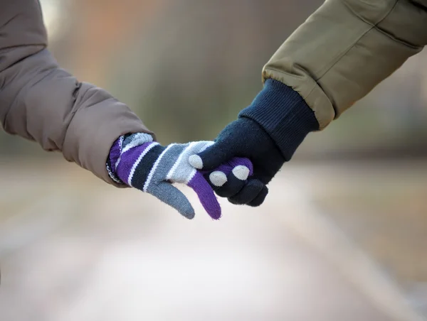 Giovane coppia mano nella mano — Foto Stock