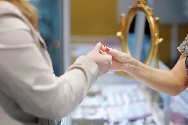 Frau probiert Eheringe bei Juwelier aus — Stockfoto