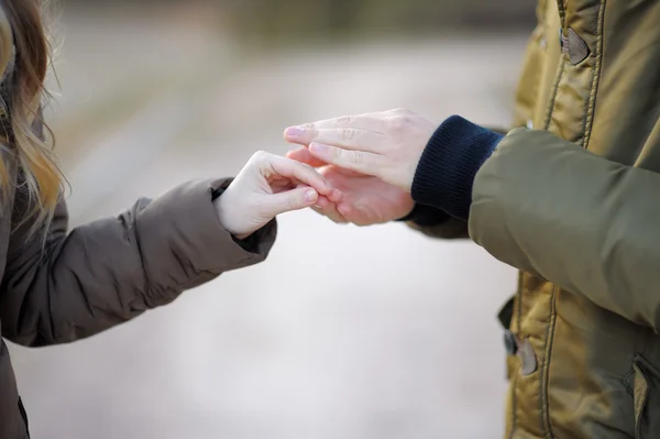 Man holding woman's hand — Stock Photo, Image