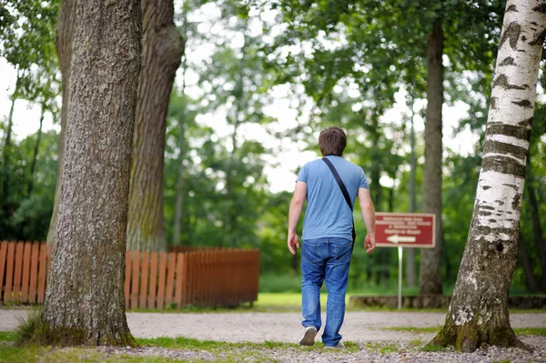 Homem caminhando no belo parque — Fotografia de Stock