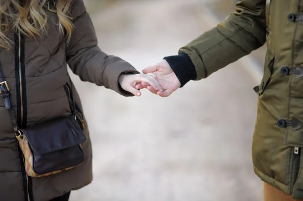 Joven pareja sosteniendo las manos — Foto de Stock