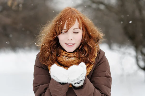 Mulher bonita se divertindo no inverno — Fotografia de Stock