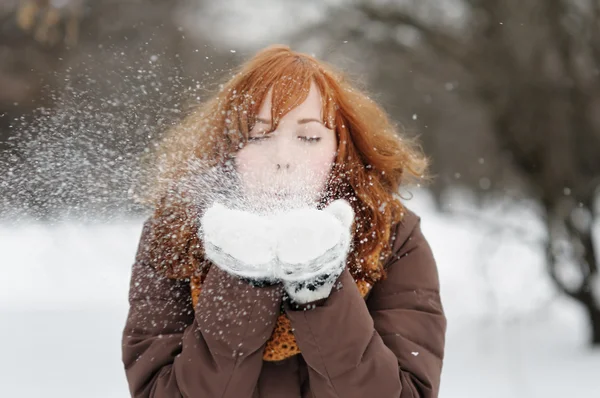 年轻女子在冬天很开心 免版税图库照片