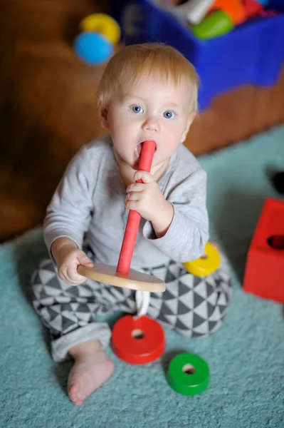 Bebé jugando con juguete —  Fotos de Stock