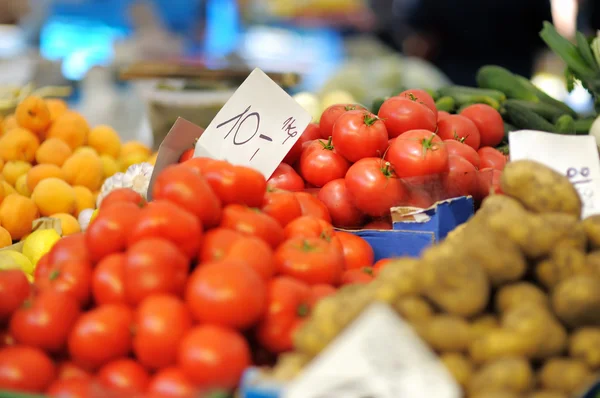 Ortaggi freschi assortiti sul mercato agricolo — Foto Stock