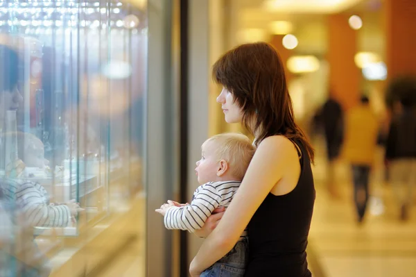 Jeune femme avec son petit bébé — Photo