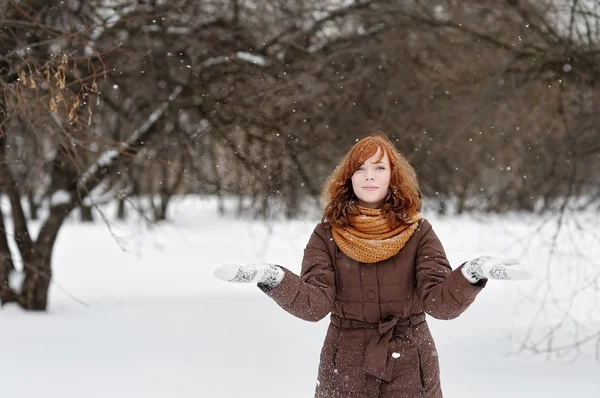 Jovem mulher no inverno — Fotografia de Stock