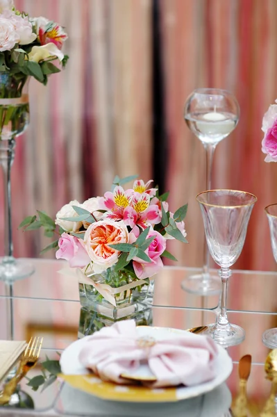 Tisch für Hochzeitsempfang gedeckt — Stockfoto