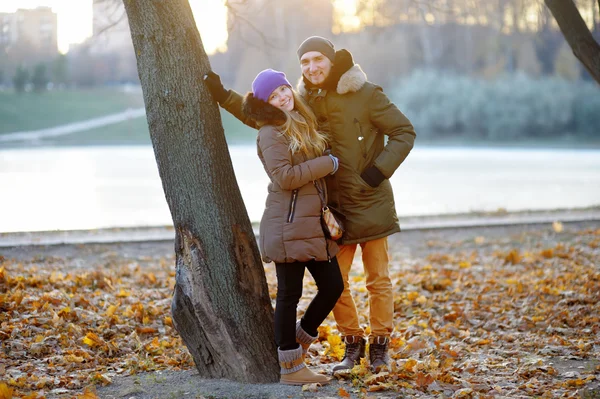 Heureux jeune couple — Photo