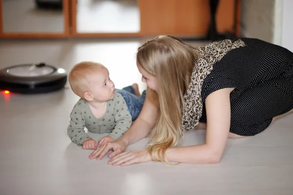 Moeder spelen met haar zoon — Stockfoto