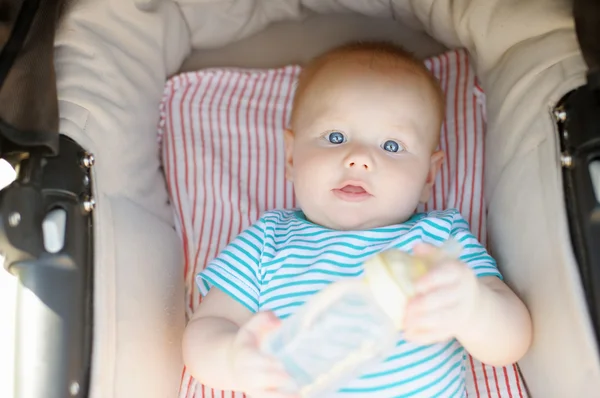 Kleiner Junge im Kinderwagen am Sommertag — Stockfoto