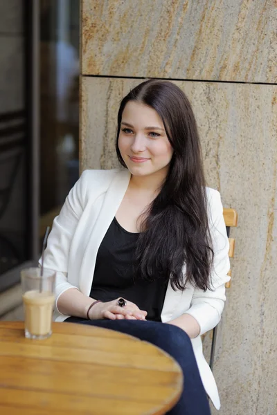Mujer joven en la cafetería al aire libre — Foto de Stock