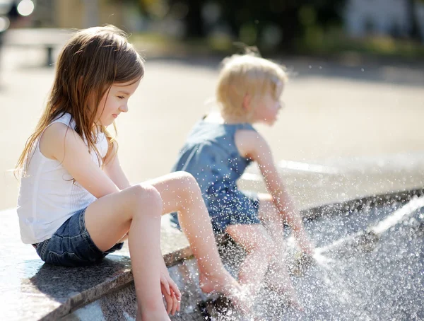 Schwestern amüsieren sich im Brunnen — Stockfoto