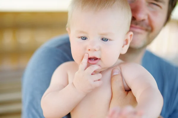 Ayah dengan bayi kecilnya. — Stok Foto