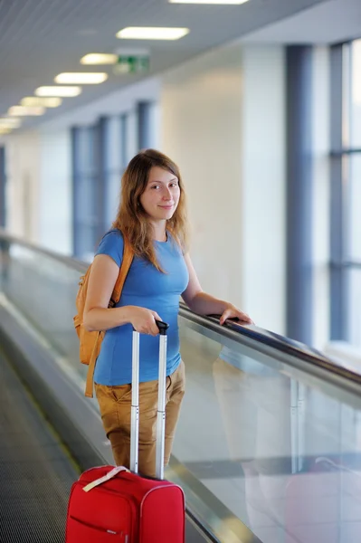 Junge Frau am Flughafen — Stockfoto