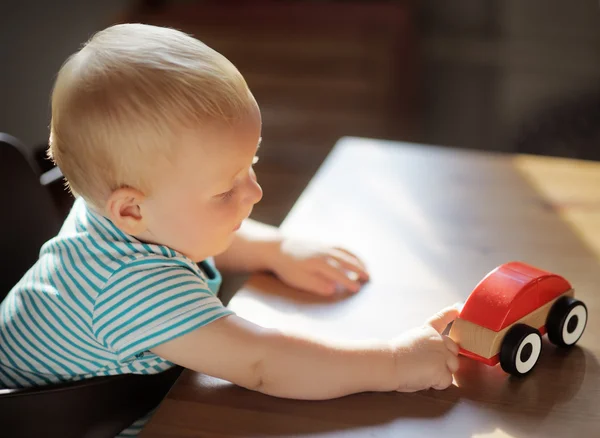 Liten pojke leker med leksak — Stockfoto