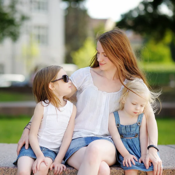 Junge Mutter und ihre Töchter — Stockfoto