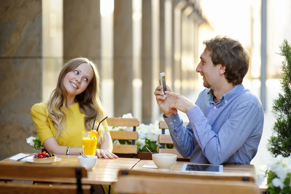 Man taking photo of beautiful girl — Stock Photo, Image