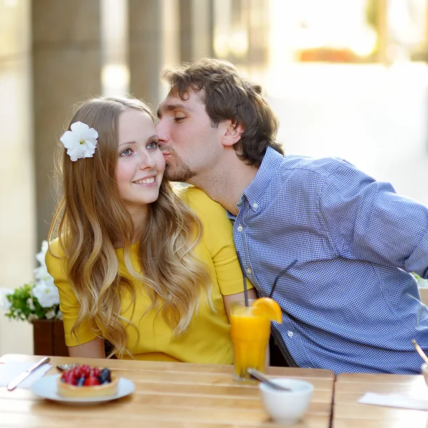 Glückliches junges Paar — Stockfoto