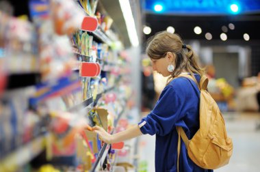 süpermarket adlı genç bir kadın 