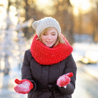 Kış aylarında genç güzel kadın 