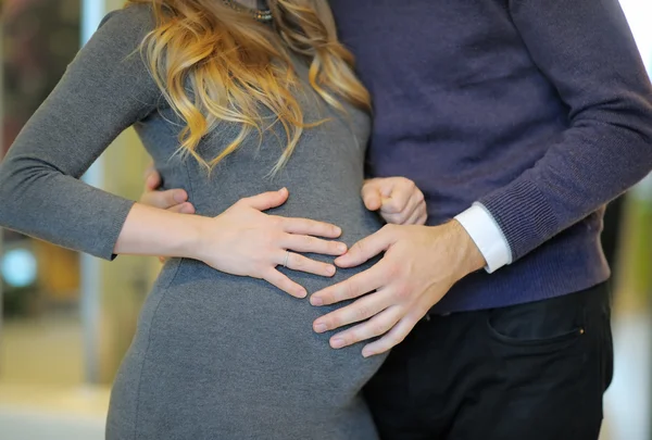 Giovane famiglia in attesa bambino — Foto Stock