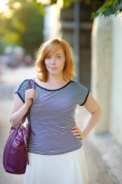 Schöne junge Frau — Stockfoto