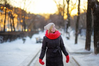 Genç güzel kadın kış portresi 