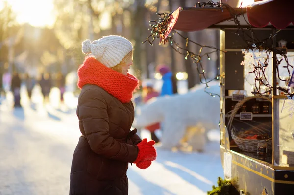 Joven hermosa mujer en la ciudad de invierno — Foto de Stock