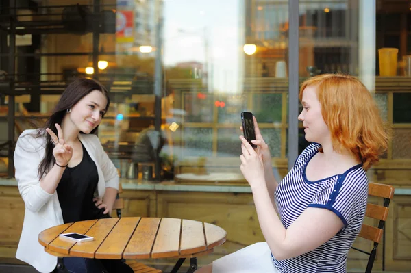 WMAN nemen foto van haar vriend (focus op mobiele) — Stockfoto