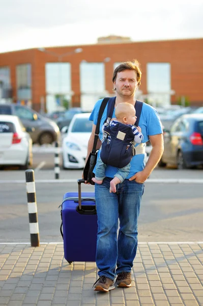 Padre de mediana edad con su pequeño hijo — Foto de Stock