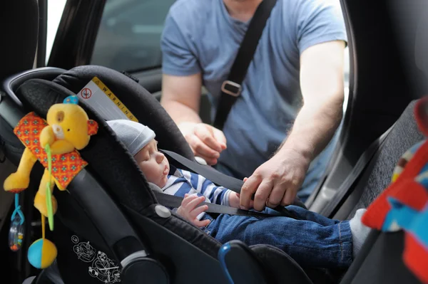 Kleine jongen in autostoeltje — Stockfoto