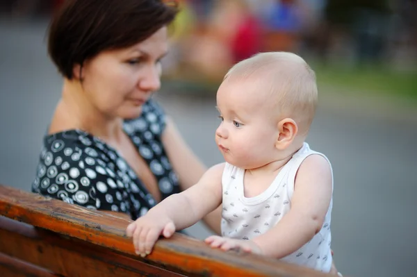 Mooie middelbare leeftijd vrouw en haar schattige kleine kleinzoon — Stockfoto