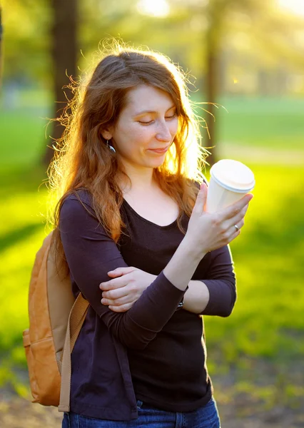 Mujer joven bebiendo café — Foto de Stock