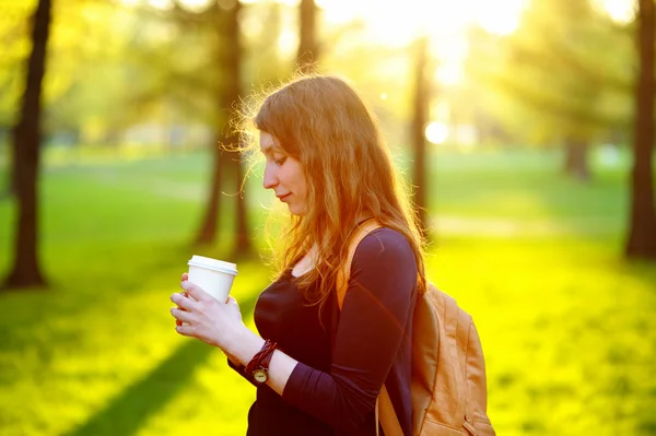 Glückliche junge Frau trinkt Kaffee — Stockfoto