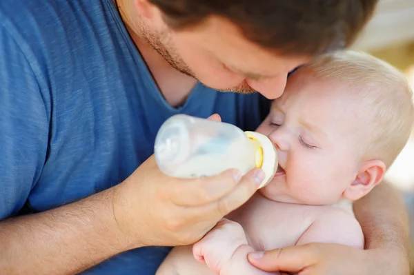 Baby boy drinking milk from bottle — Stock Photo, Image